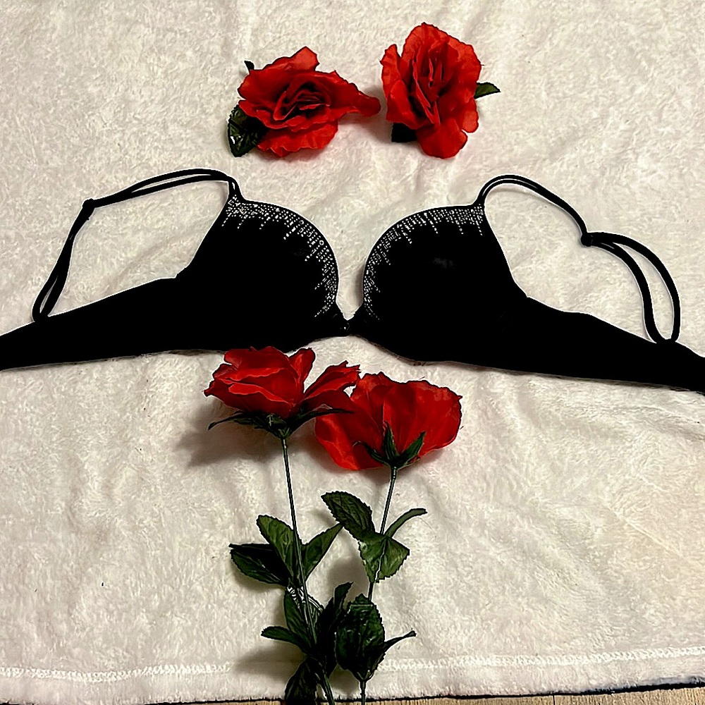 Victoria’s Secret push-up/pigeonnant black with Crystal rhinestones.Like new 34B